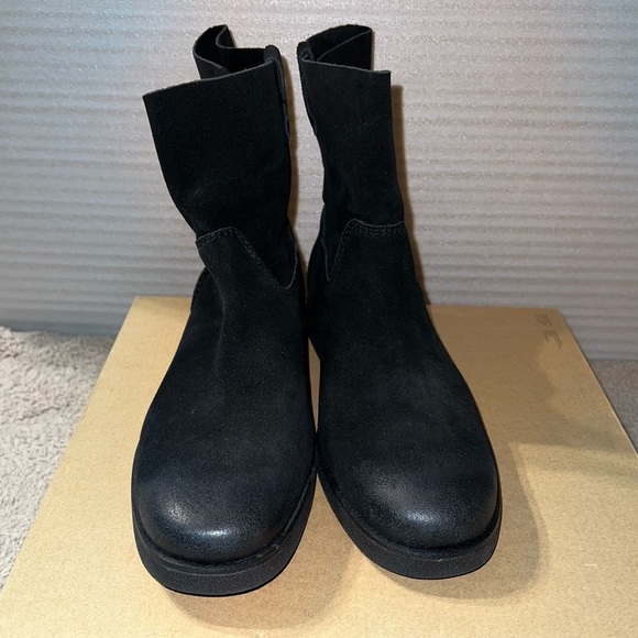 UGG Boot - Picture 9 of 16